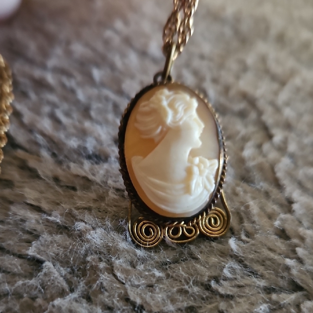 Elegant Gold Cameo Pendant Necklace